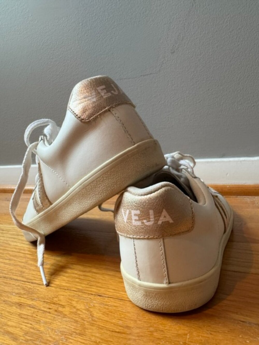 Authentic VEJA leather sneakers in Excellent Used Condition (EUC).